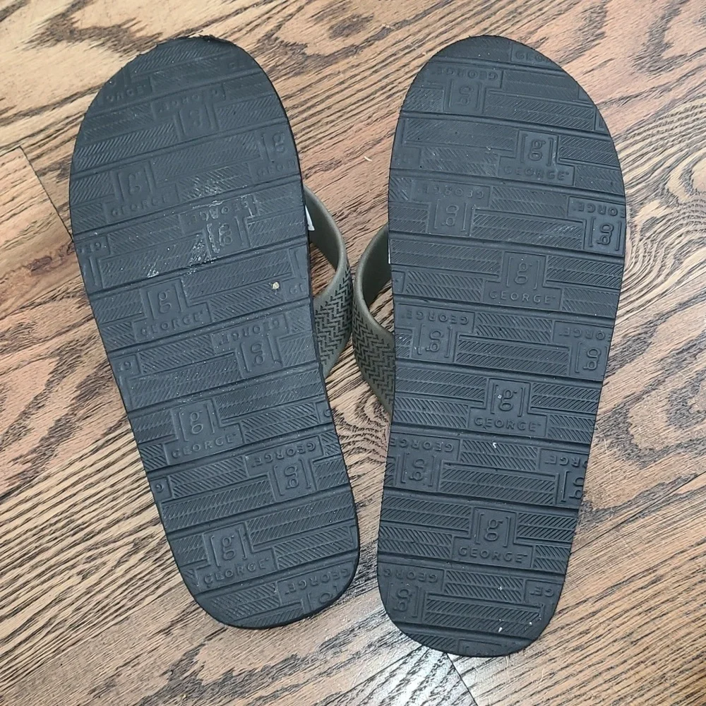 Mens Olive Green Flip Flops with Patterned Insole Size 10 NWOT
